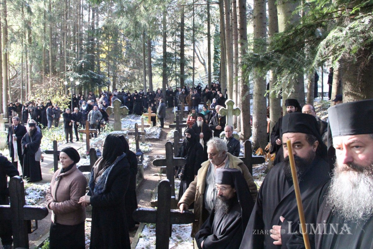 Trei ierarhi şi zeci de stareţi, la înmormântarea părintelui arhimandrit Victorin Oanele 322882