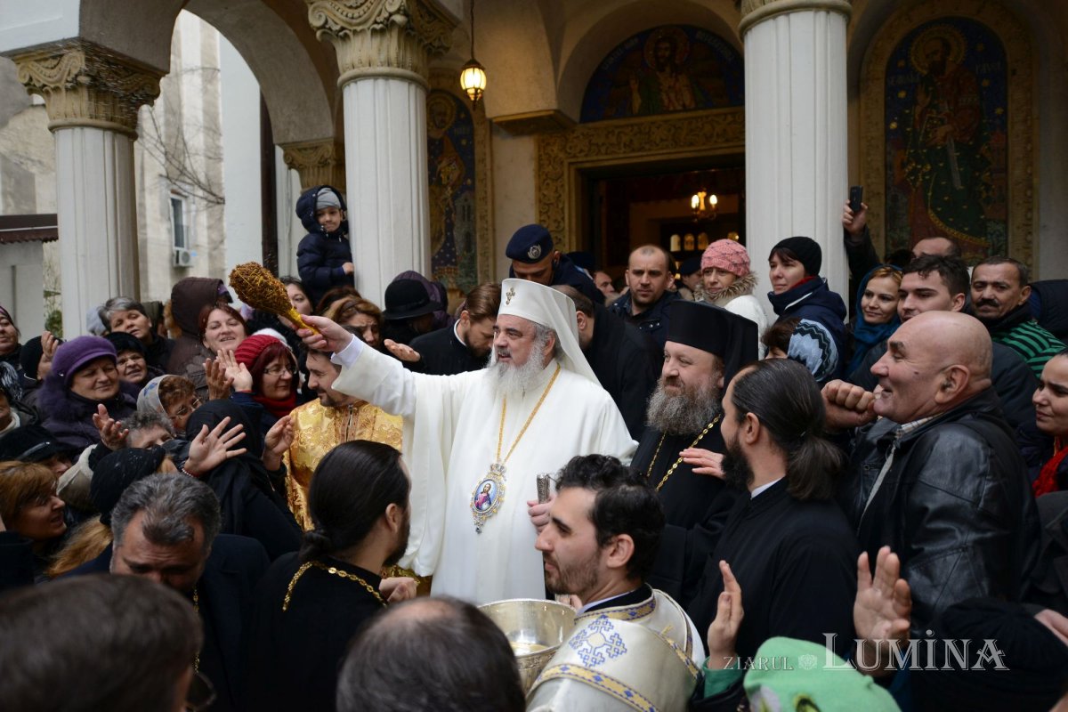 Sfinţirea unei biserici-martir din Capitală 307026