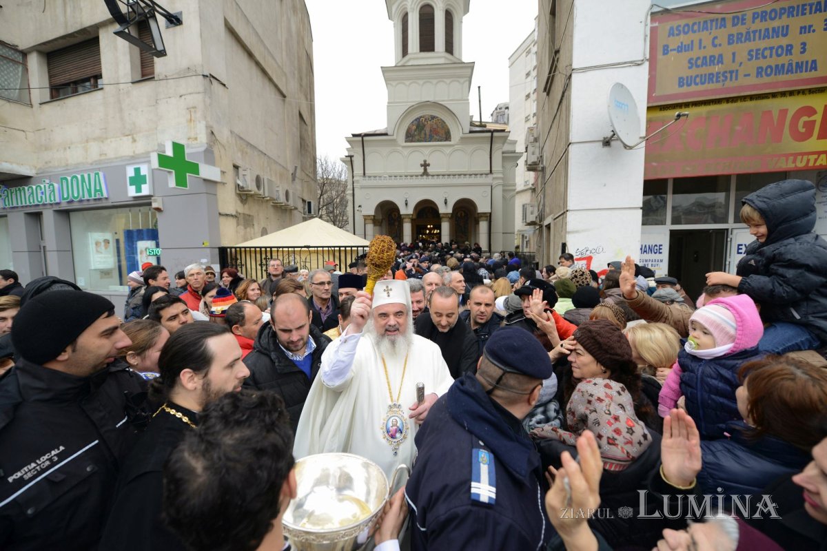 Sfinţirea unei biserici-martir din Capitală 307030