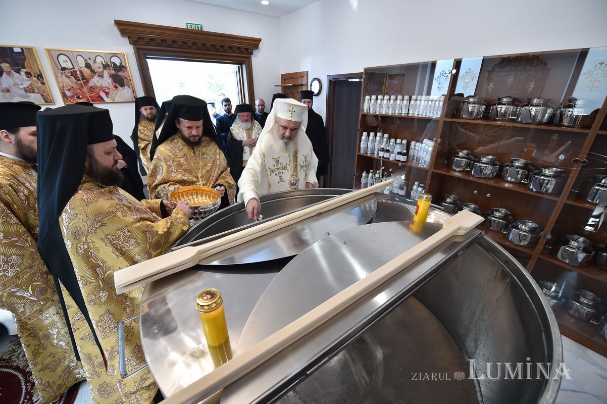 A început pregătirea Sfântului și Marelui Mir 111972