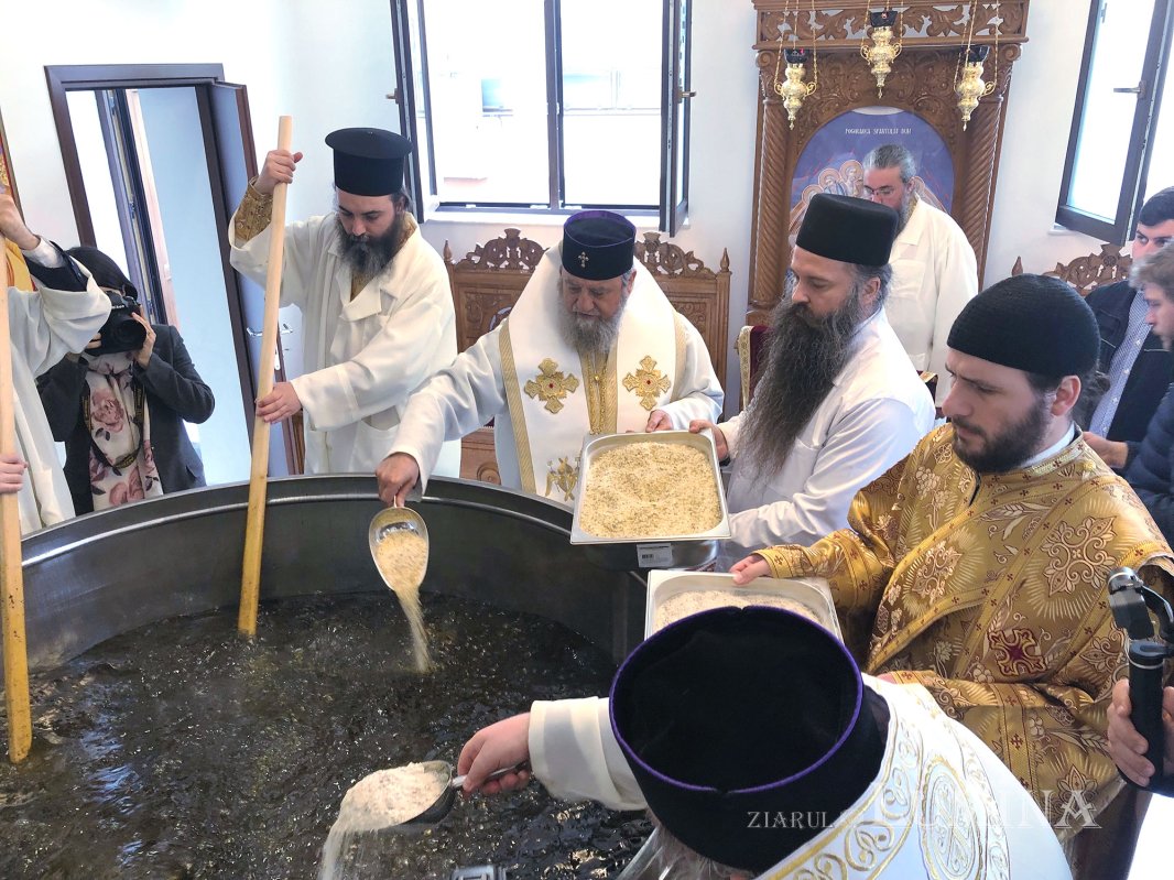 Sfinţirea Sfântului şi Marelui Mir 111779