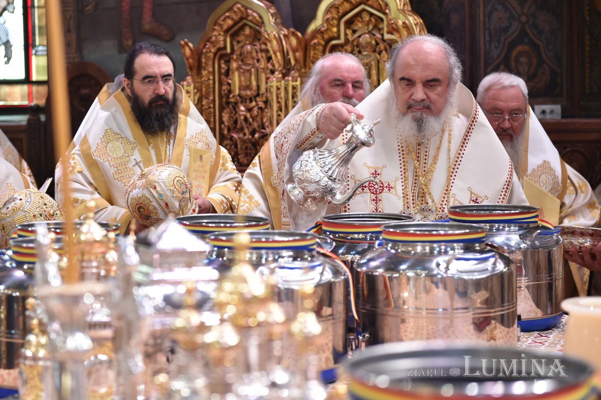 În Catedrala Patriarhală a fost sfințit Sfântul și Marele Mir 111729