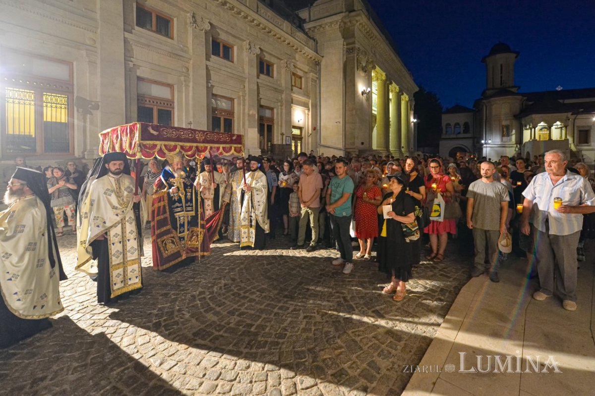 Procesiune cu Epitaful Preasfintei Născătoare de Dumnezeu 123700