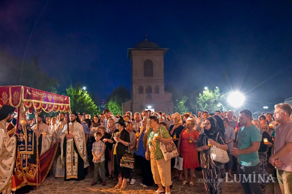 Procesiune cu Epitaful Preasfintei Născătoare de Dumnezeu 123717