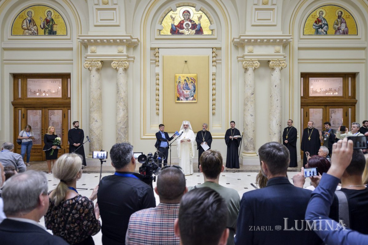 Participanţii la „Forumul Românilor de Pretutindeni” în vizită la Palatul Patriarhiei 189384