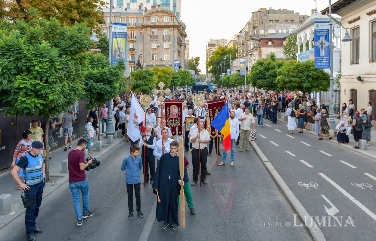 Procesiune cu lemnul Sfintei Cruci pe Calea Victoriei 126326