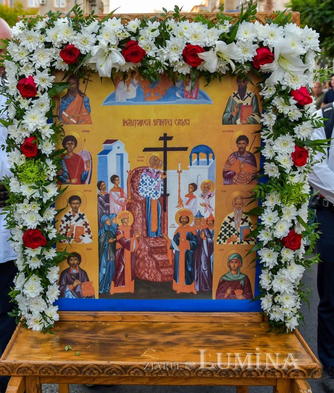 Procesiune cu lemnul Sfintei Cruci pe Calea Victoriei 126327