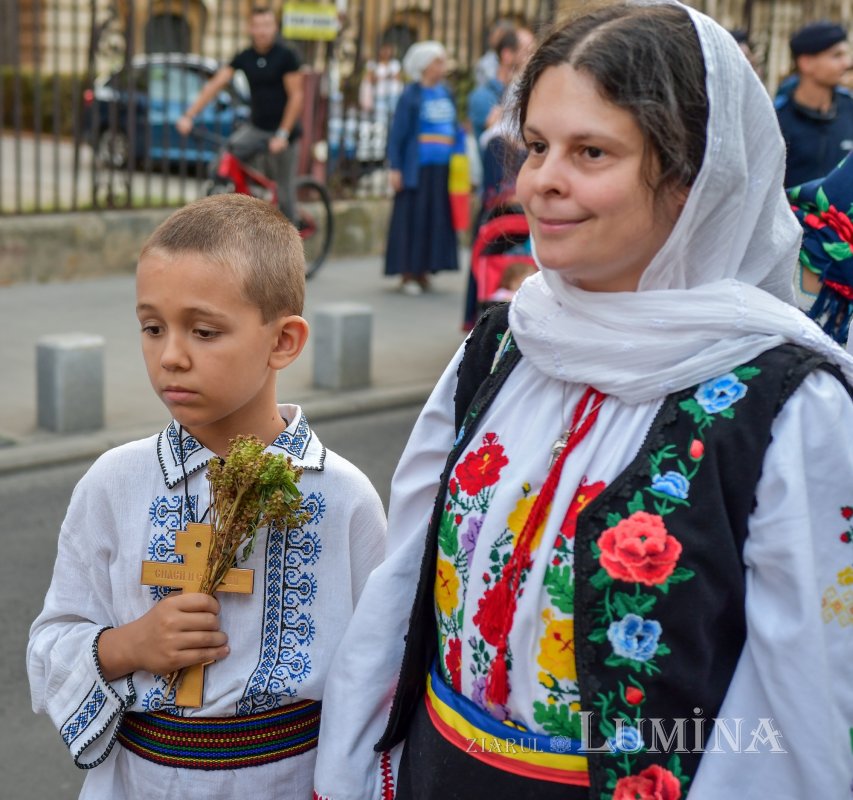 Procesiune cu lemnul Sfintei Cruci pe Calea Victoriei 126329