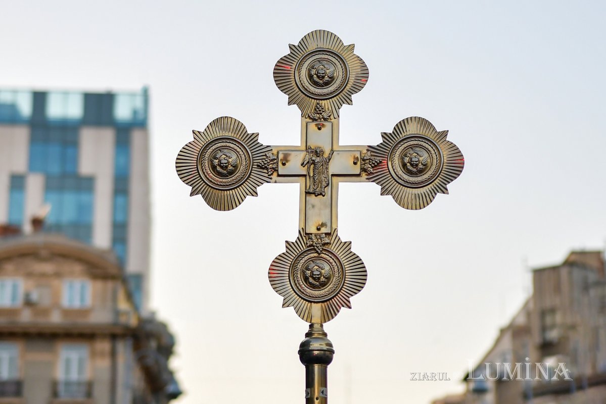 Procesiune cu lemnul Sfintei Cruci pe Calea Victoriei 126331