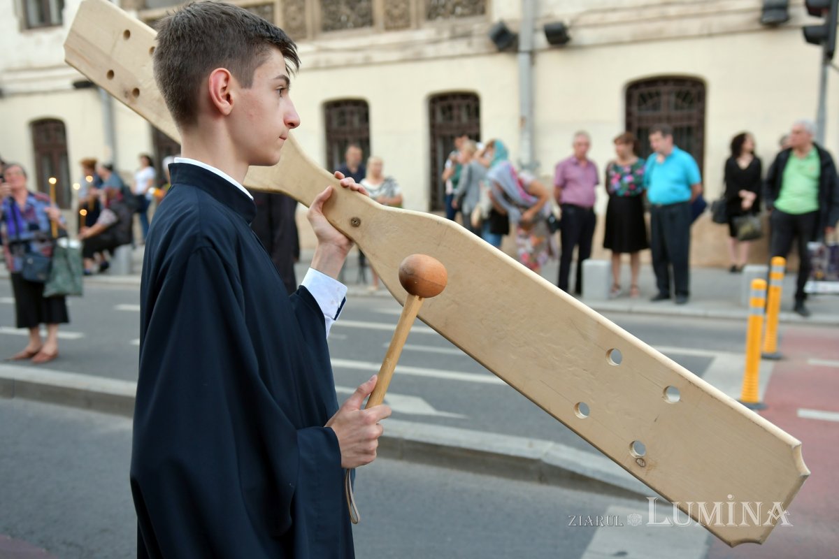 Procesiune cu lemnul Sfintei Cruci pe Calea Victoriei 126332