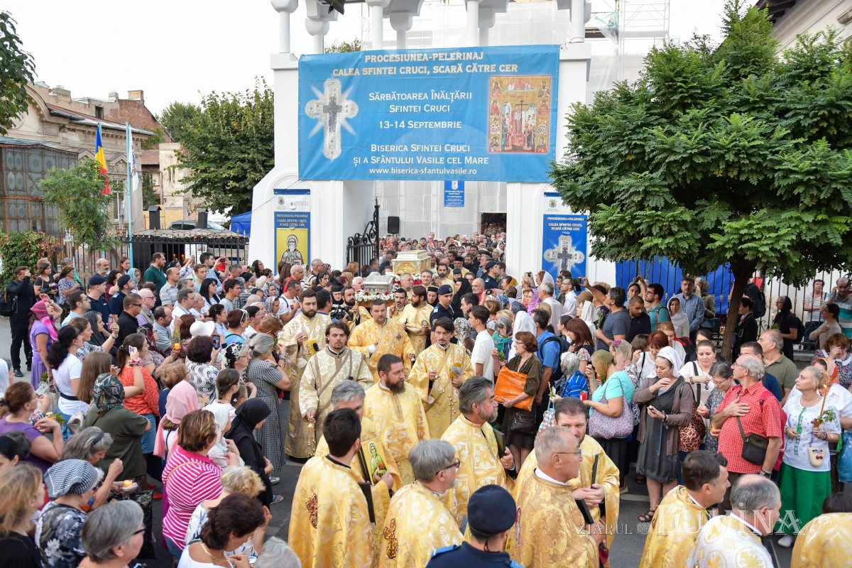 Procesiune cu lemnul Sfintei Cruci pe Calea Victoriei 126334