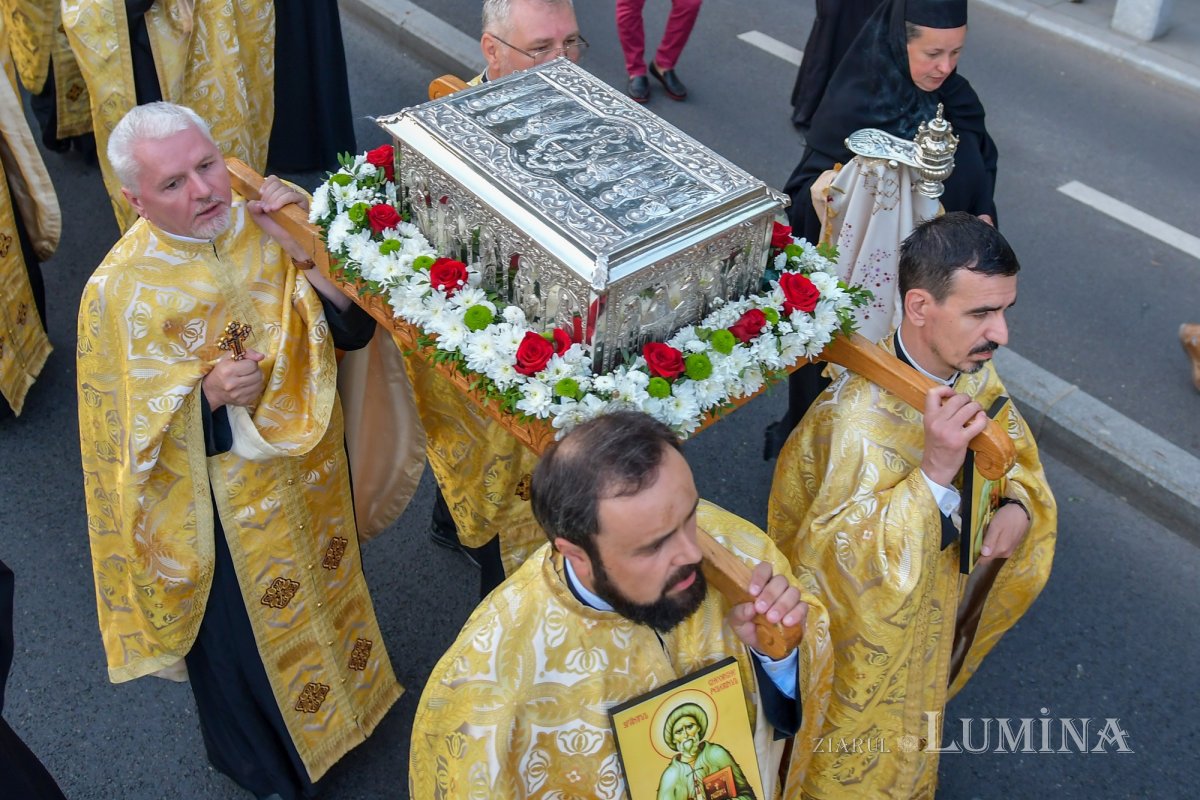 Procesiune cu lemnul Sfintei Cruci pe Calea Victoriei 126337