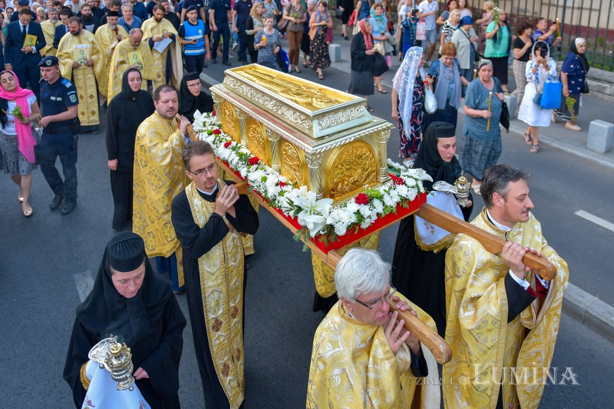 Procesiune cu lemnul Sfintei Cruci pe Calea Victoriei 126338