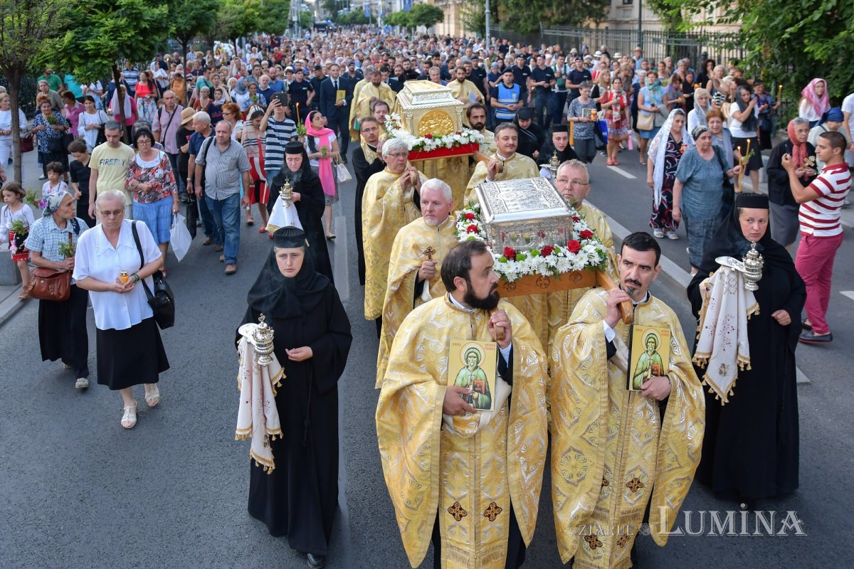 Procesiune cu lemnul Sfintei Cruci pe Calea Victoriei 126339