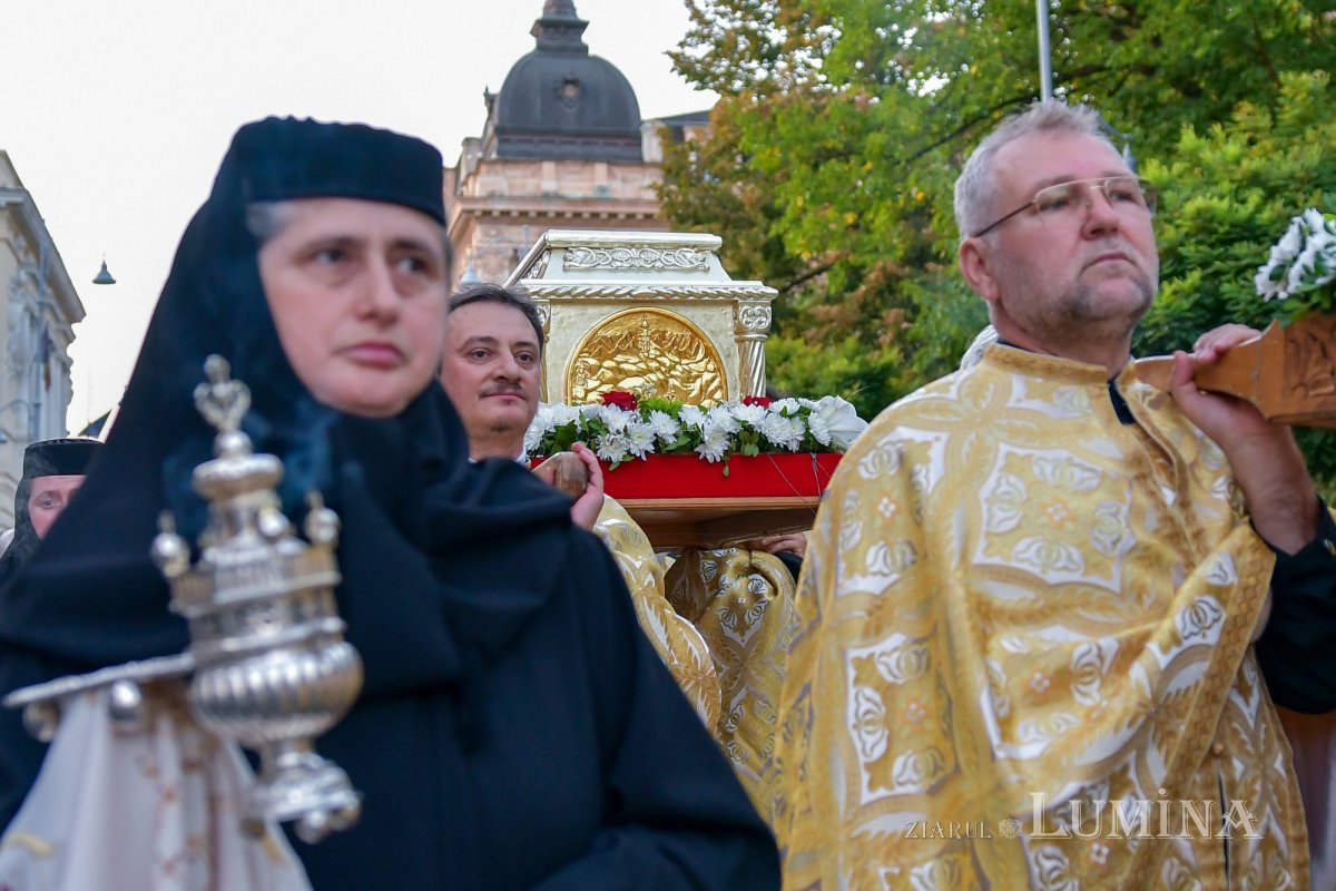 Procesiune cu lemnul Sfintei Cruci pe Calea Victoriei 126341
