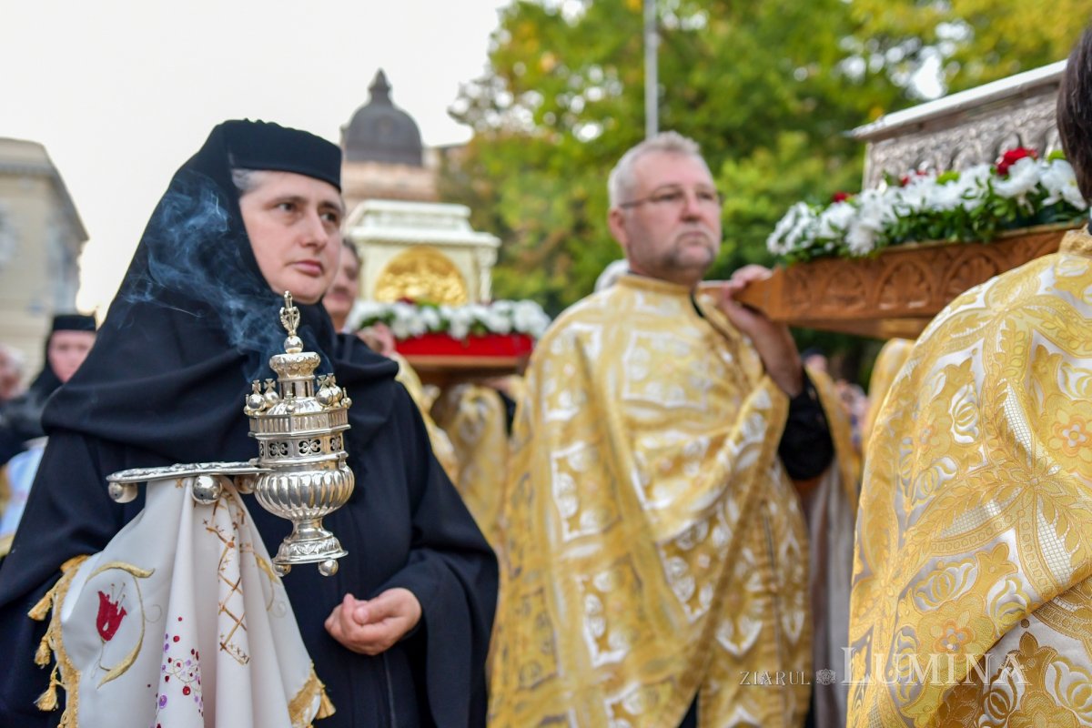 Procesiune cu lemnul Sfintei Cruci pe Calea Victoriei 126342