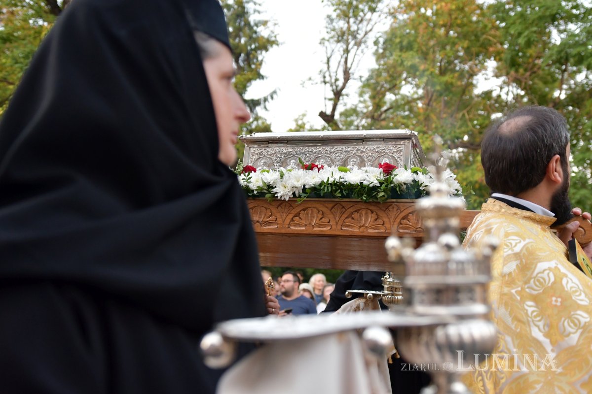 Procesiune cu lemnul Sfintei Cruci pe Calea Victoriei 126343