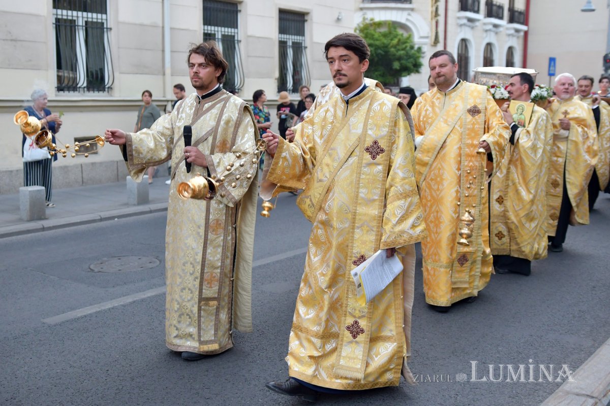 Procesiune cu lemnul Sfintei Cruci pe Calea Victoriei 126344