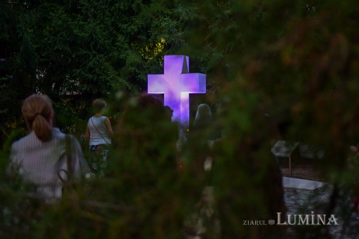 Procesiune cu lemnul Sfintei Cruci pe Calea Victoriei 126345
