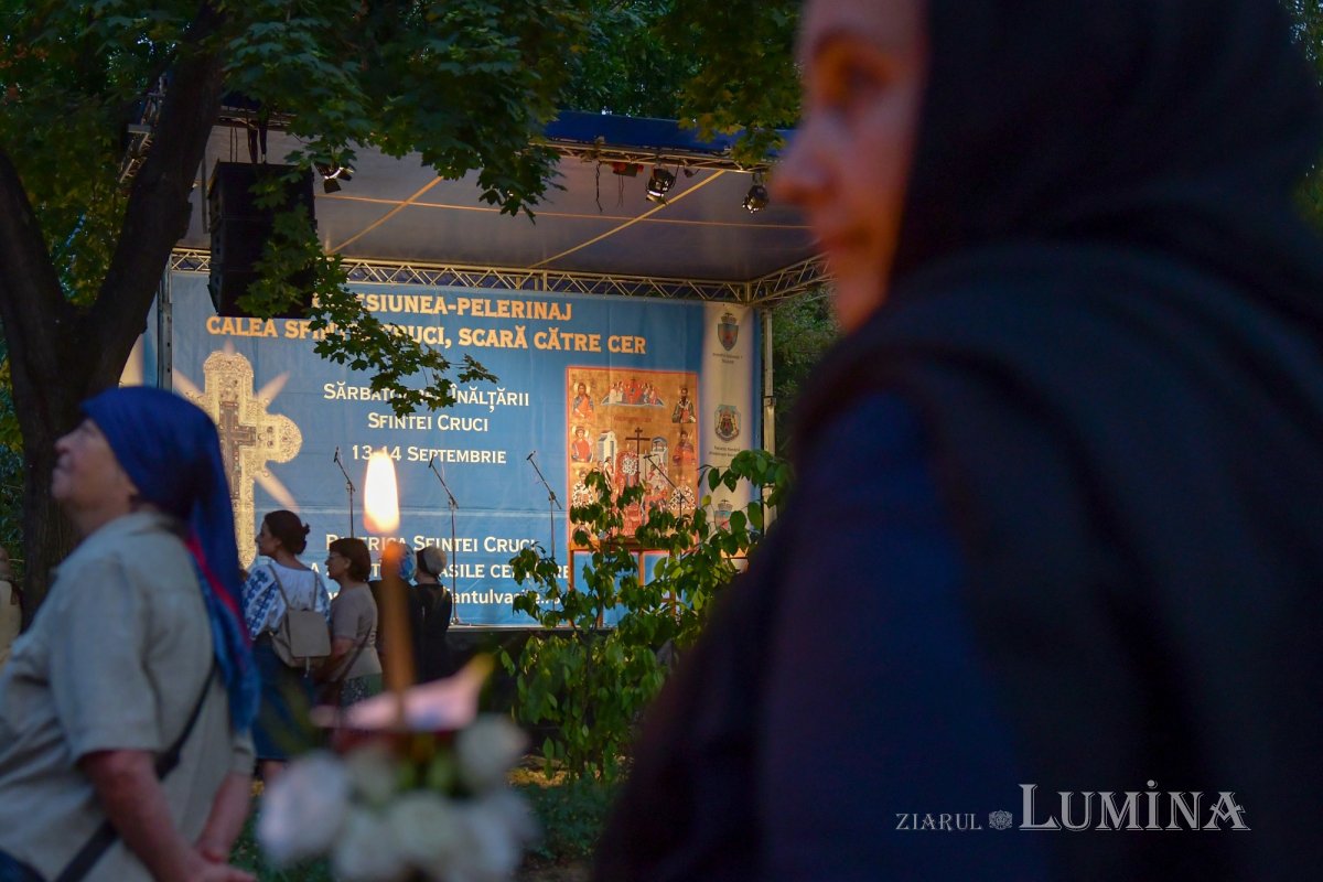 Procesiune cu lemnul Sfintei Cruci pe Calea Victoriei 126346