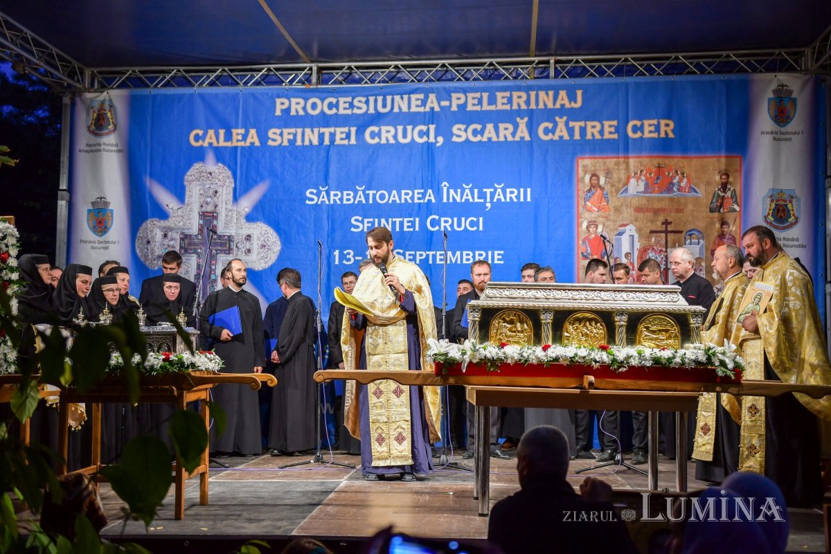 Procesiune cu lemnul Sfintei Cruci pe Calea Victoriei 126349