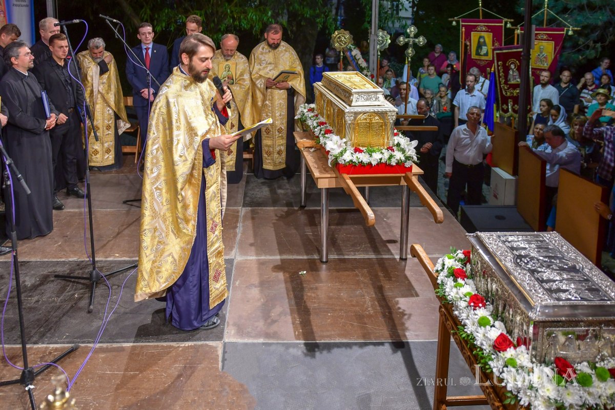 Procesiune cu lemnul Sfintei Cruci pe Calea Victoriei 126350