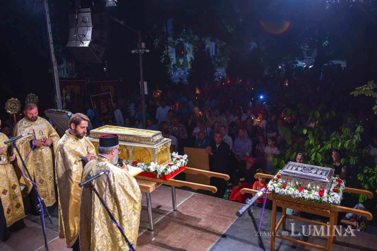 Procesiune cu lemnul Sfintei Cruci pe Calea Victoriei 126352