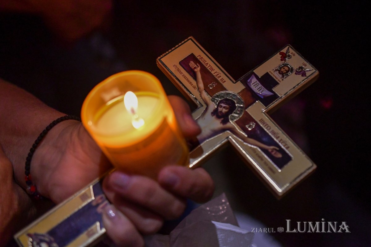 Procesiune cu lemnul Sfintei Cruci pe Calea Victoriei 126354