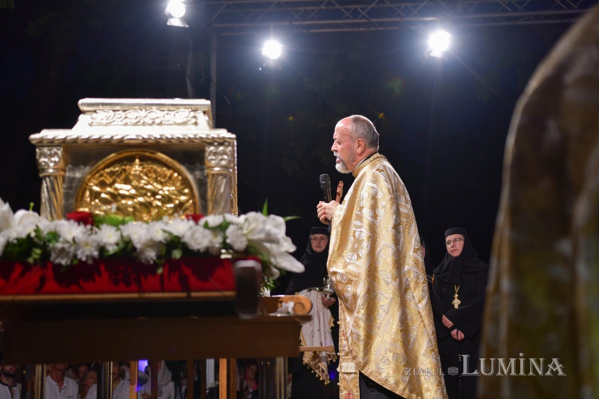 Procesiune cu lemnul Sfintei Cruci pe Calea Victoriei 126357