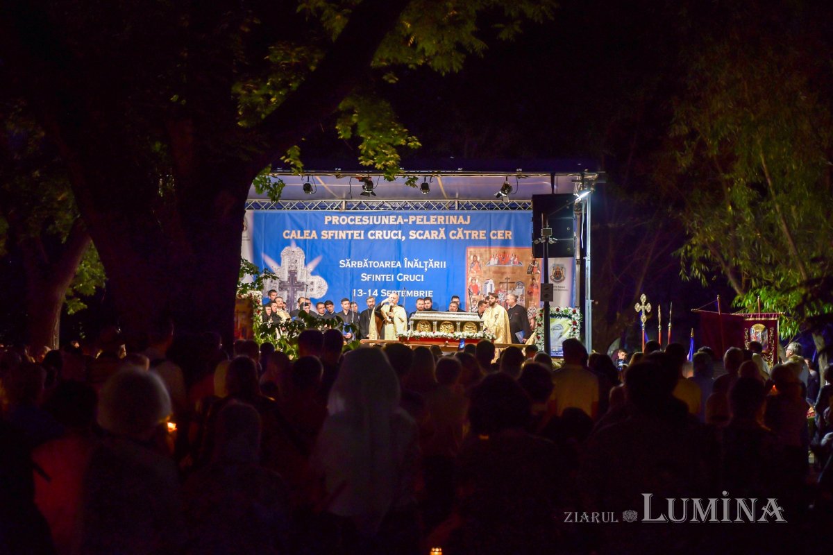 Procesiune cu lemnul Sfintei Cruci pe Calea Victoriei 126358