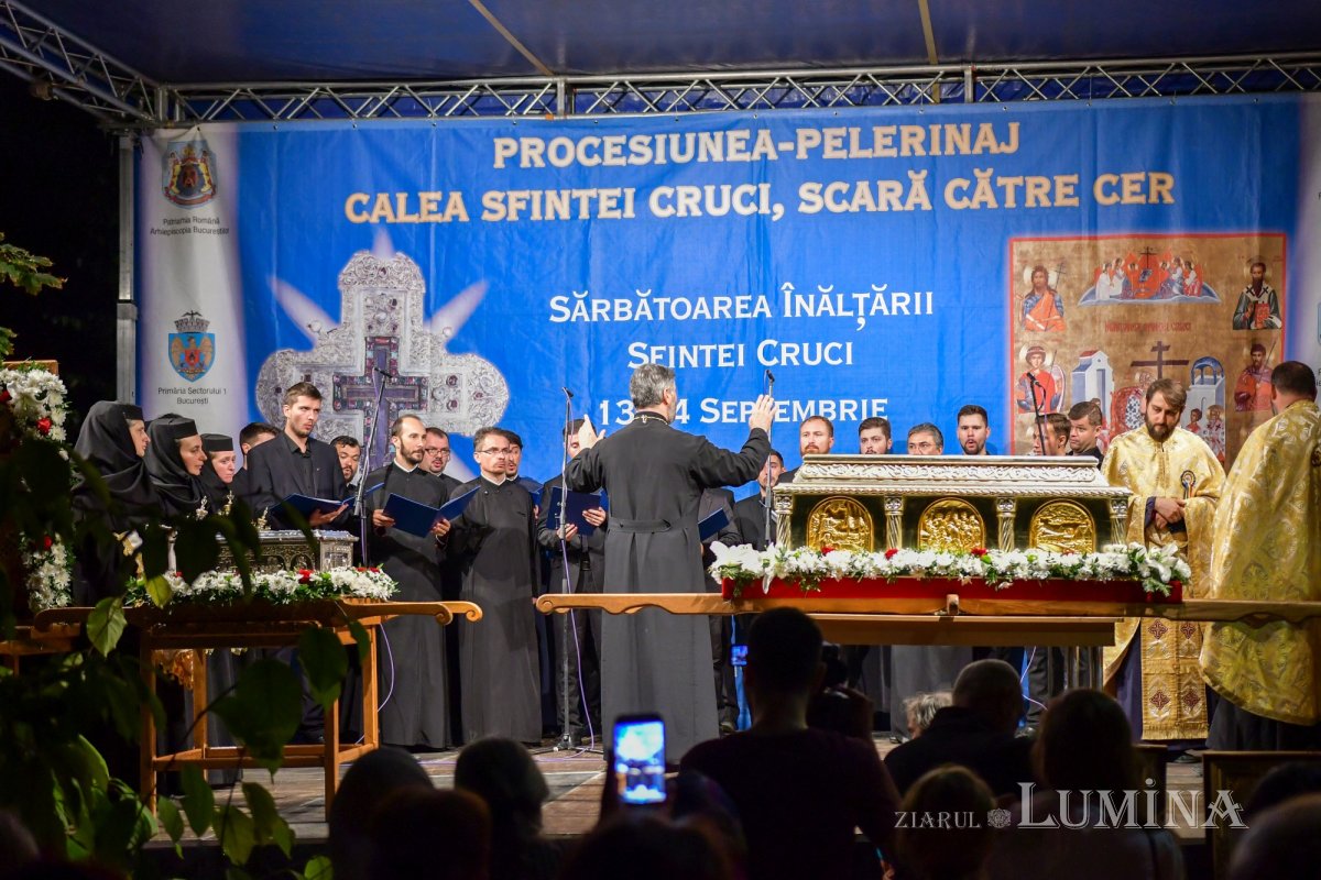 Procesiune cu lemnul Sfintei Cruci pe Calea Victoriei 126359