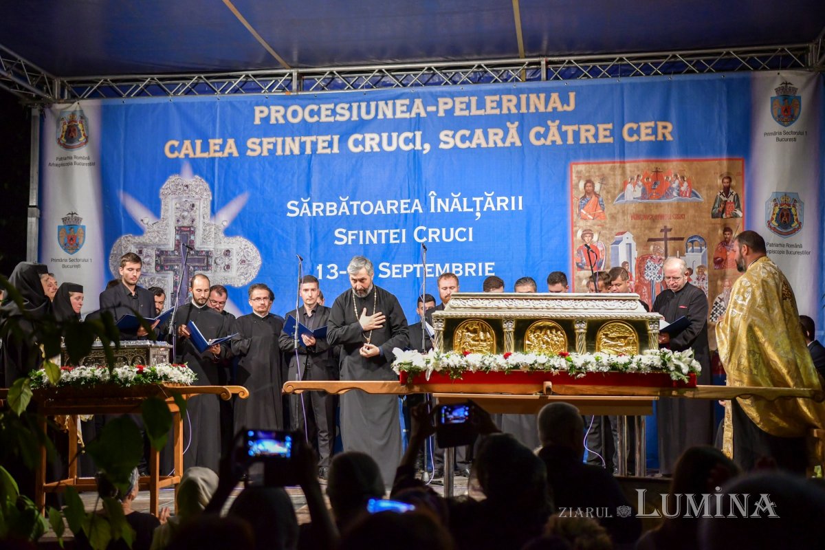 Procesiune cu lemnul Sfintei Cruci pe Calea Victoriei 126360