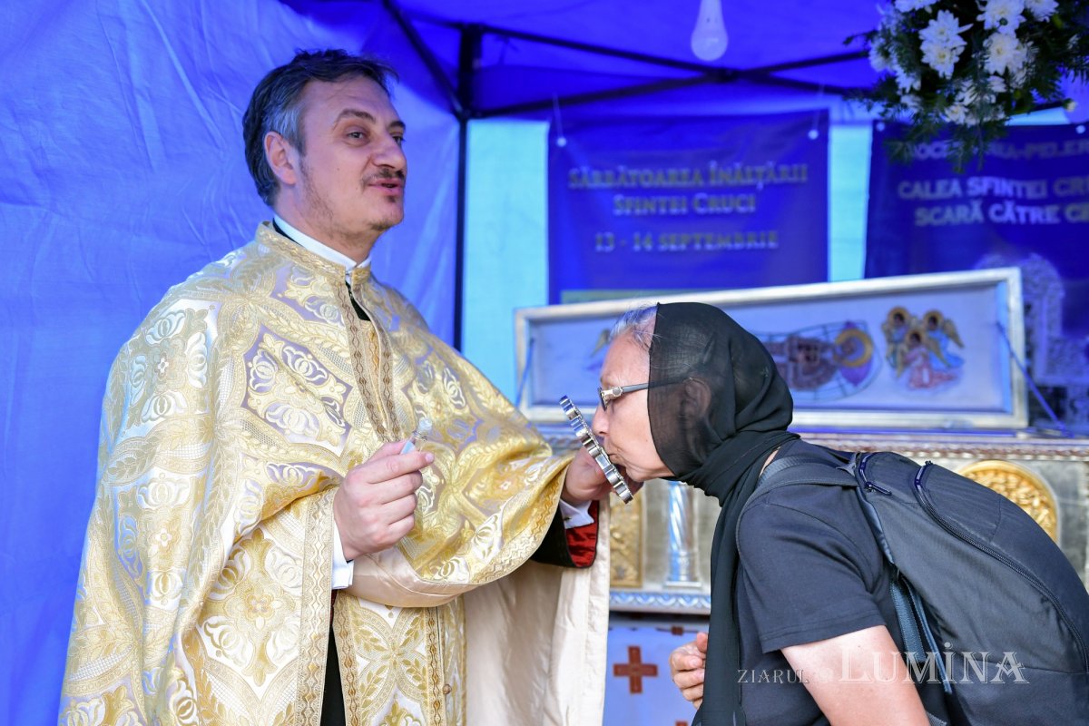 Procesiune cu lemnul Sfintei Cruci pe Calea Victoriei 126361