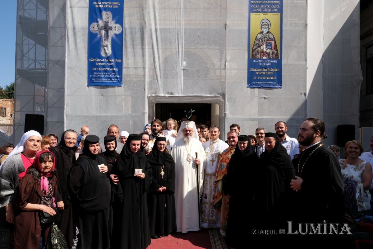 Procesiune cu lemnul Sfintei Cruci pe Calea Victoriei 126377