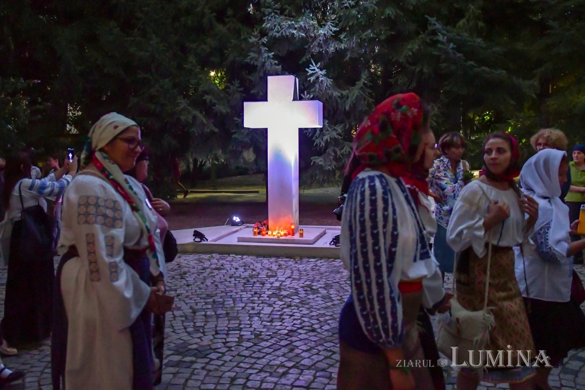 Procesiune cu lemnul Sfintei Cruci pe Calea Victoriei 126381