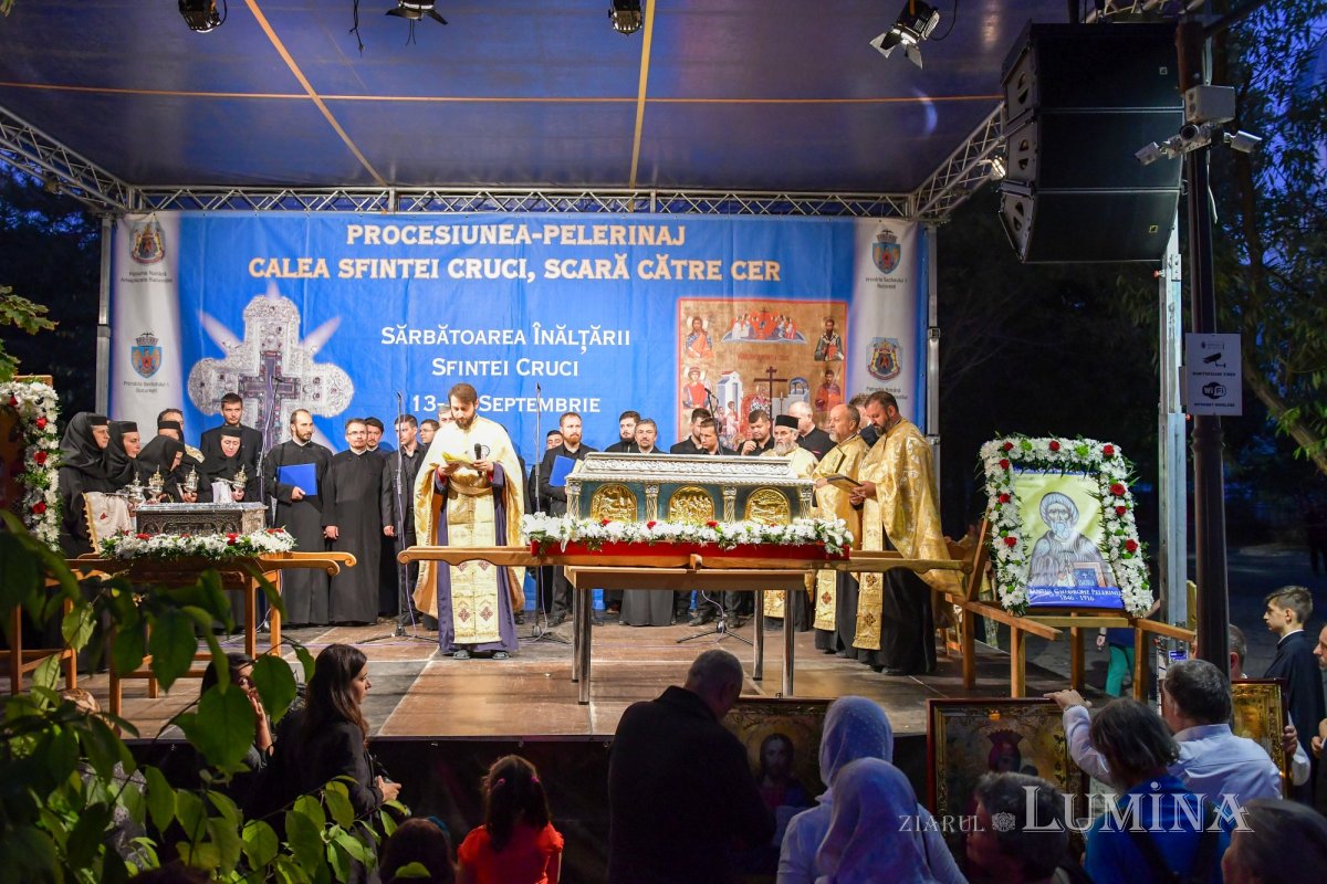 Procesiune cu lemnul Sfintei Cruci pe Calea Victoriei 126382