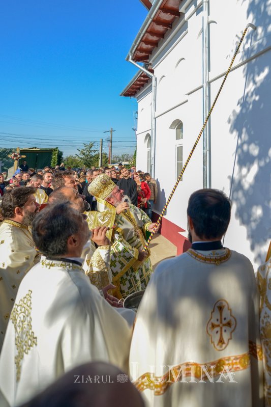 Biserica Parohiei Petrăchioaia a fost sfințită 127185