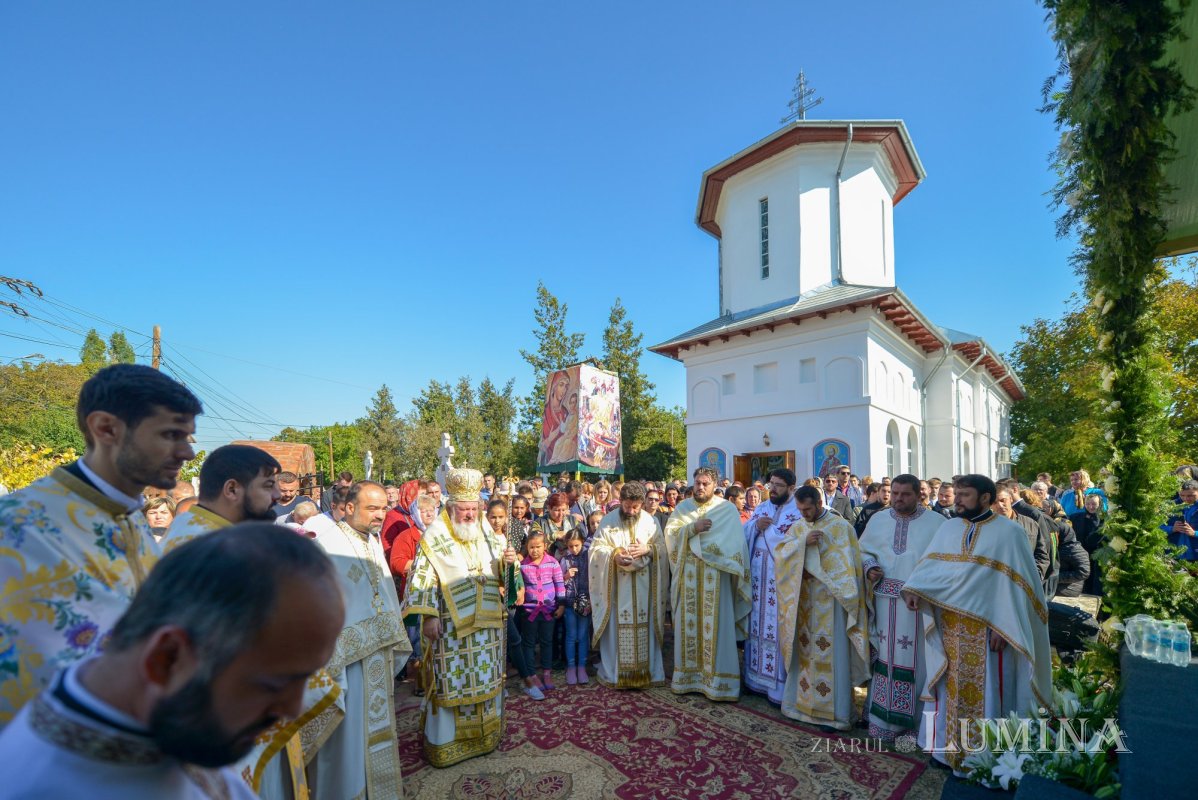 Biserica Parohiei Petrăchioaia a fost sfințită 127215