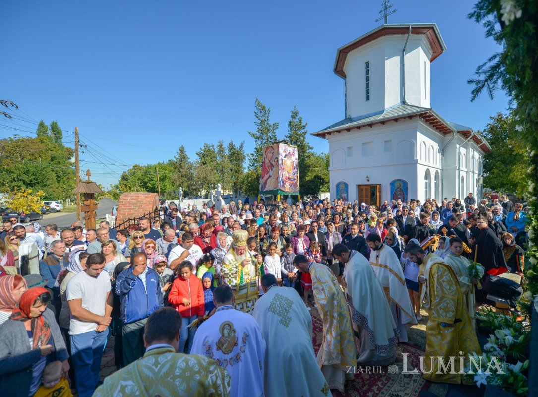 Biserica Parohiei Petrăchioaia a fost sfințită 127218