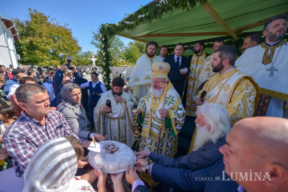 Biserica Parohiei Petrăchioaia a fost sfințită 127233