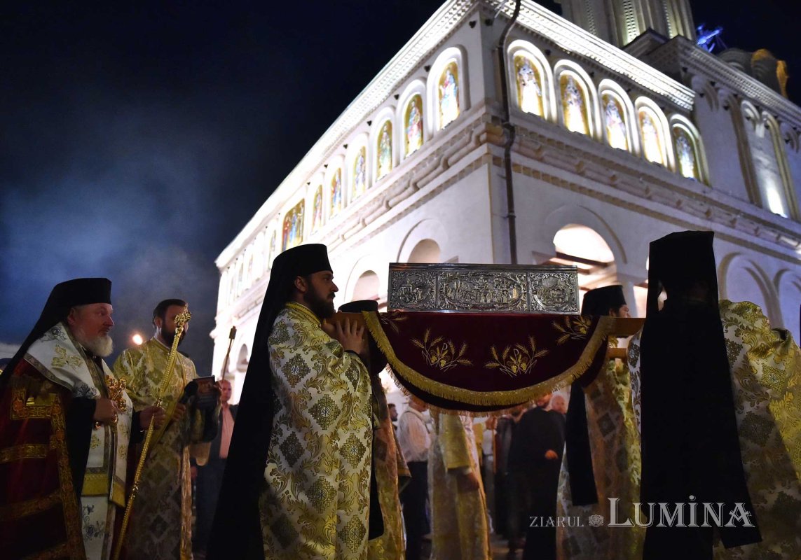 Priveghere în cinstea Sfintei Parascheva la Catedrala Patriarhală 129156
