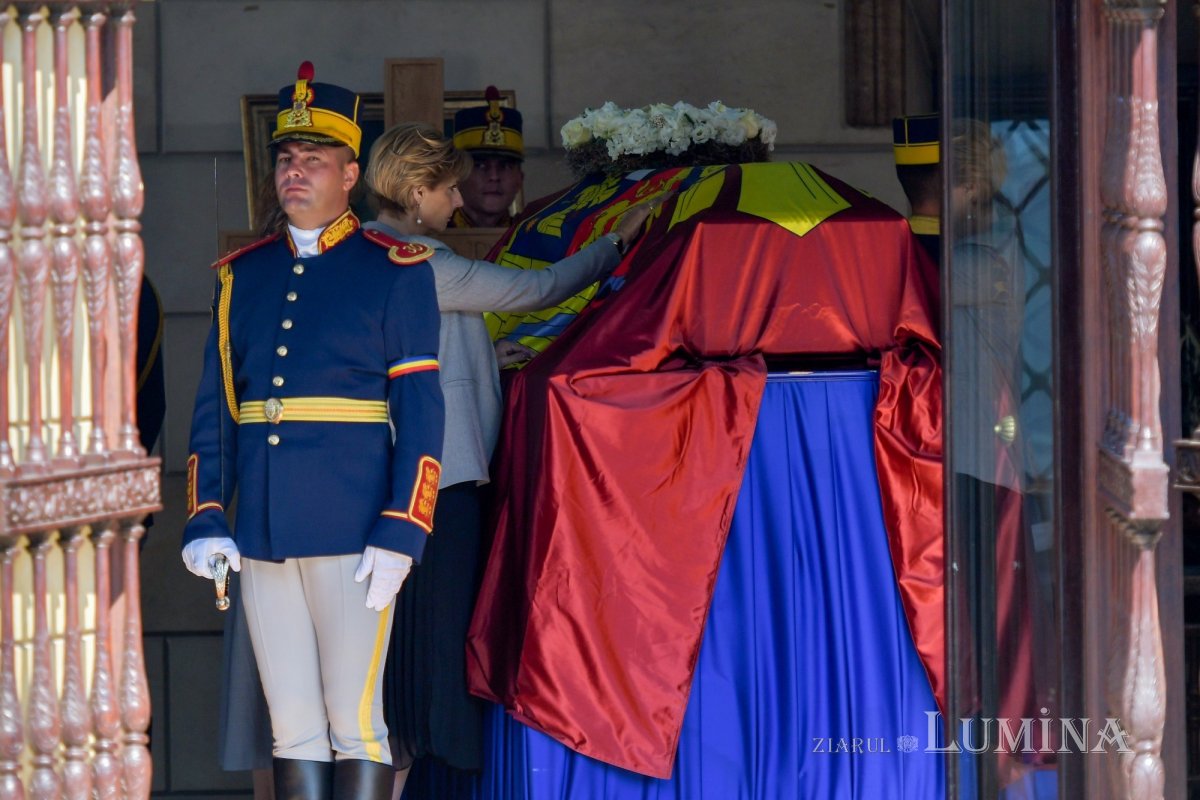 Patriarhul României a rostit o rugăciune la catafalcul din Palatul Elisabeta  129573