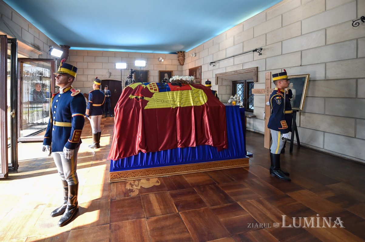Patriarhul României a rostit o rugăciune la catafalcul din Palatul Elisabeta  129583