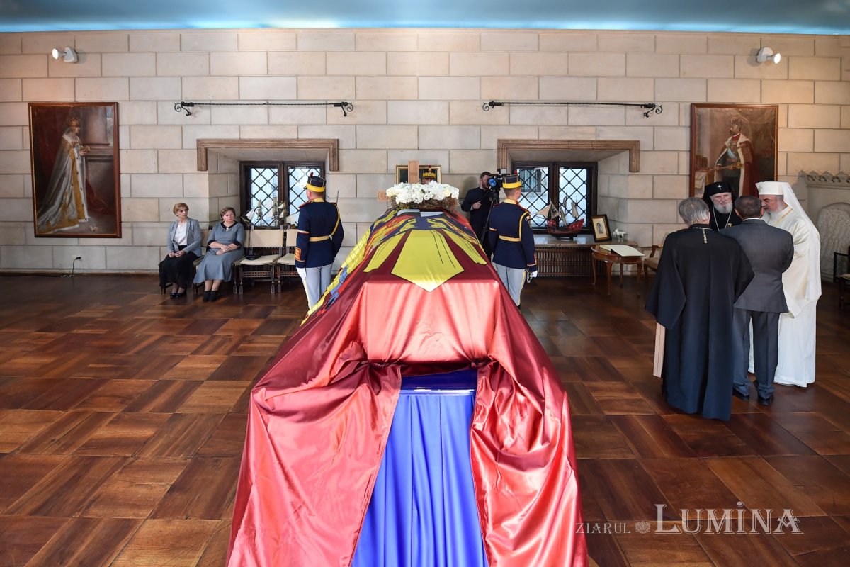 Patriarhul României a rostit o rugăciune la catafalcul din Palatul Elisabeta  129584
