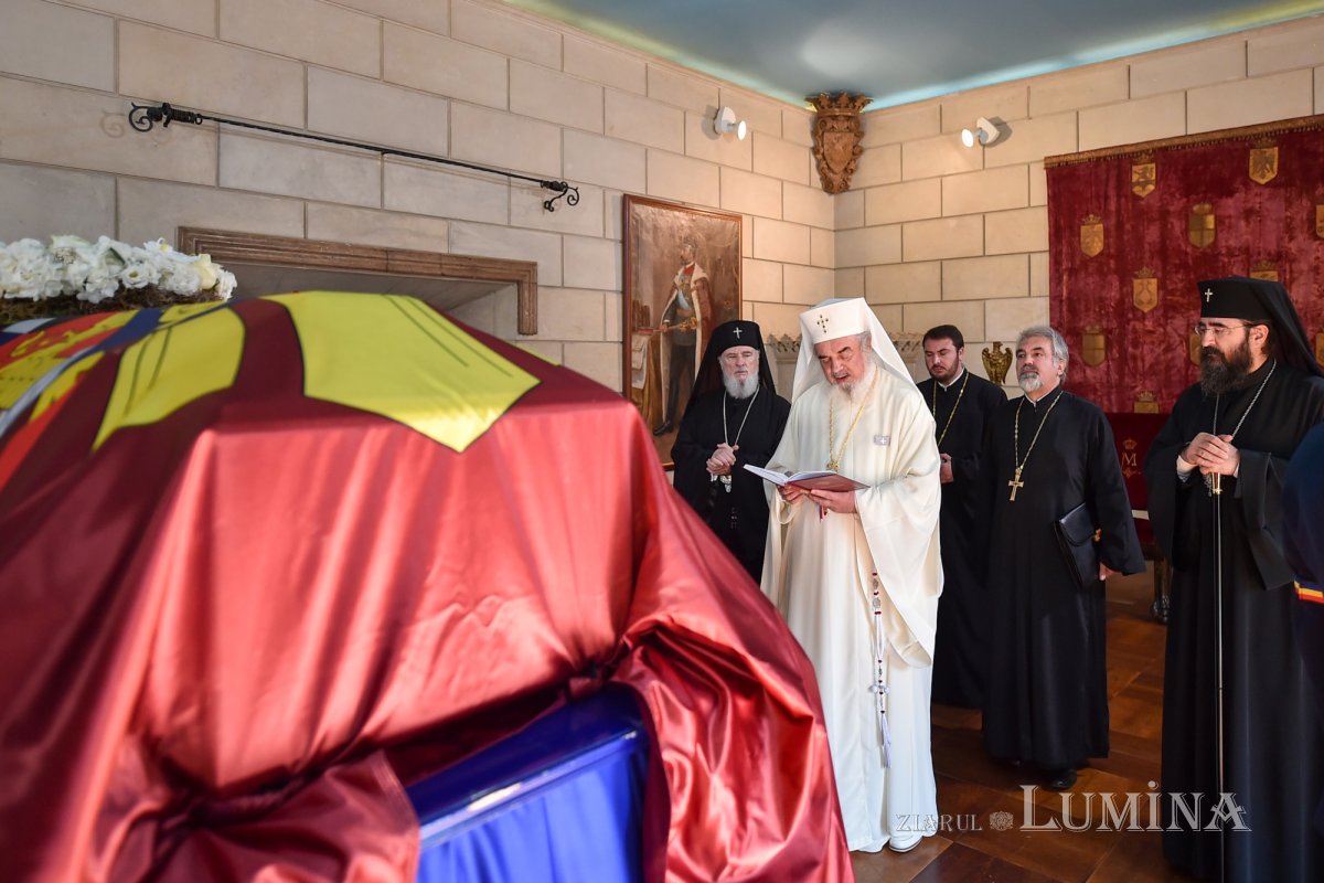 Patriarhul României a rostit o rugăciune la catafalcul din Palatul Elisabeta  129594