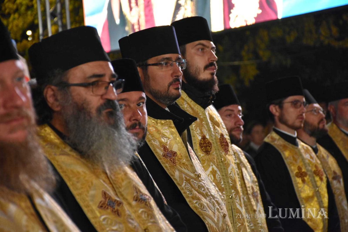 Rugăciuni la ceas de seară pe Colina Bucuriei 130482