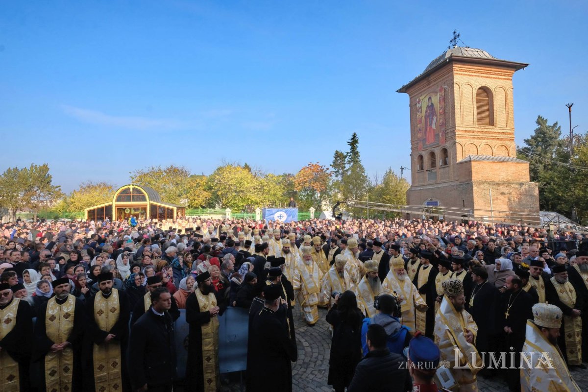 Chipurile luminate ale credincioșilor, frumusețea hramului 130498