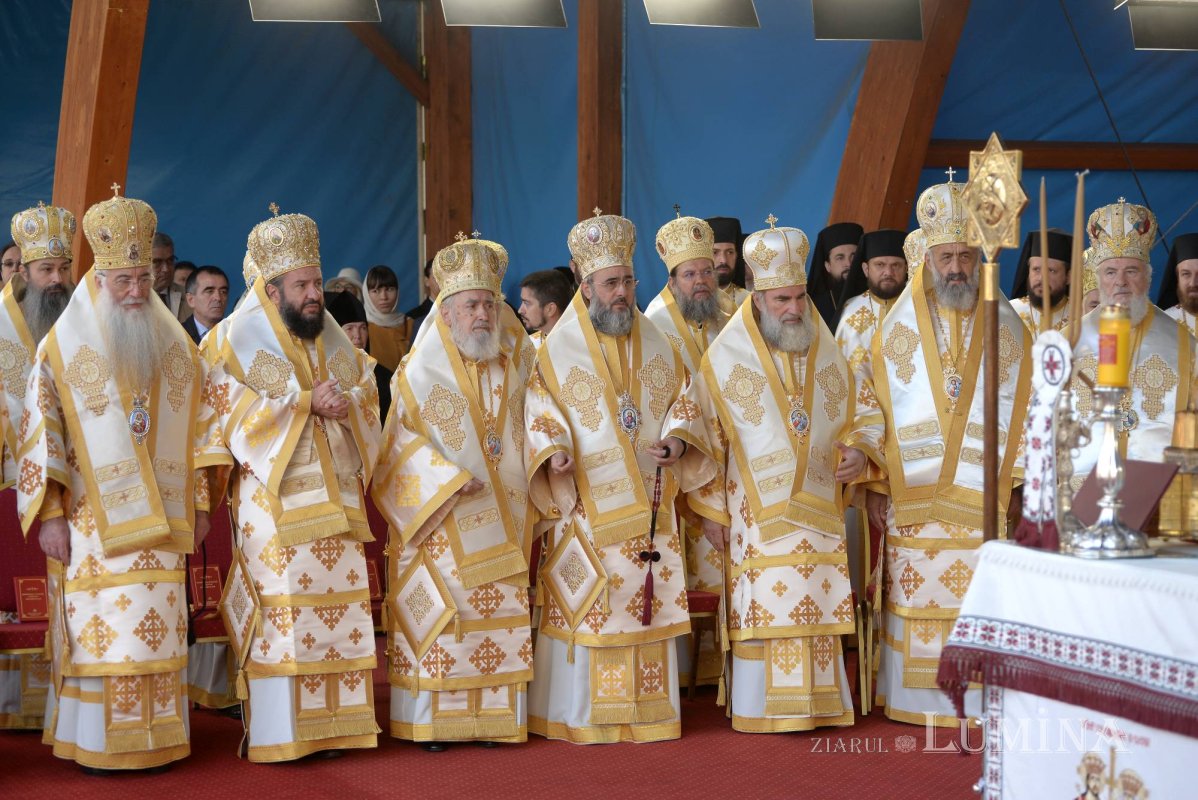 Chipurile luminate ale credincioșilor, frumusețea hramului 130504