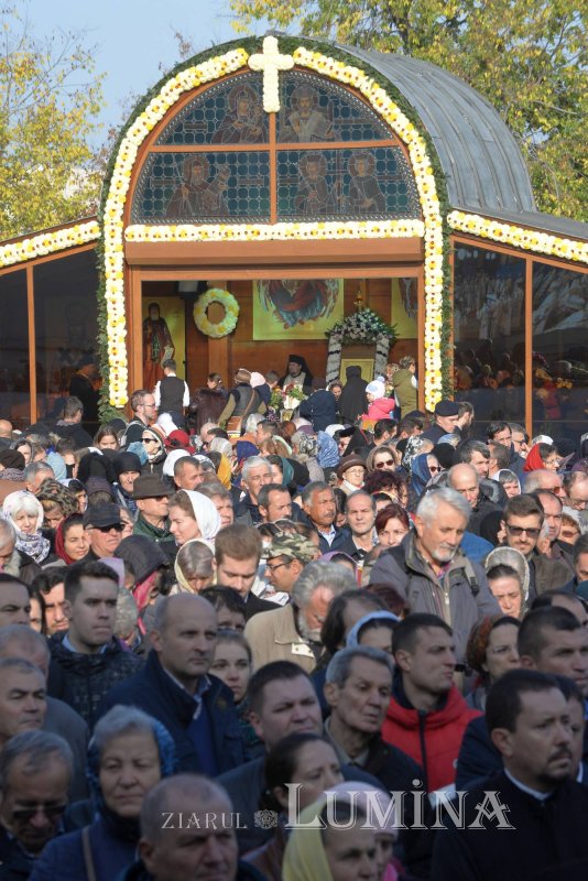 Chipurile luminate ale credincioșilor, frumusețea hramului 130505