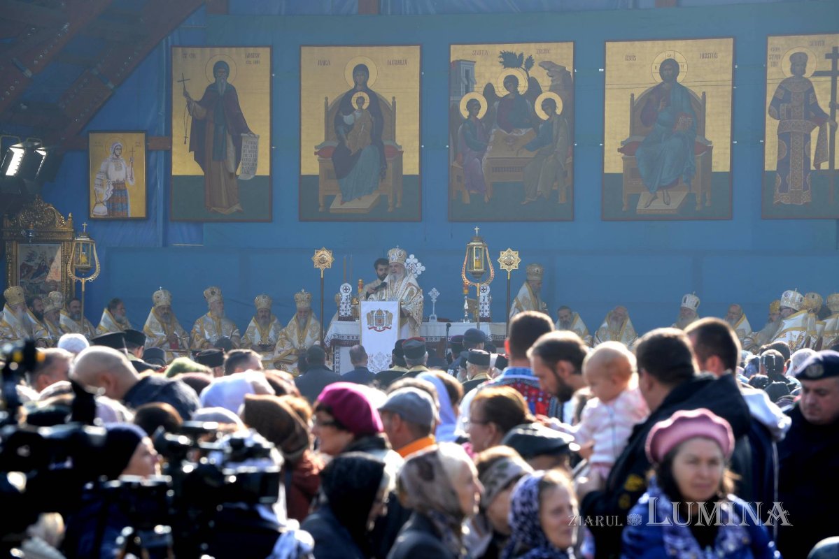 Chipurile luminate ale credincioșilor, frumusețea hramului 130517